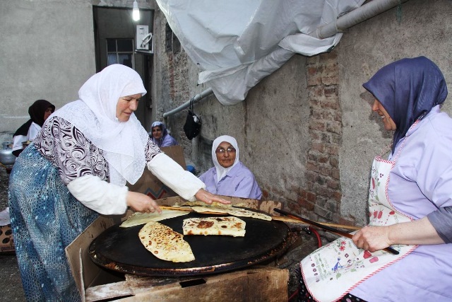 Çubuklu kadınlar hamur işi yaparak 100 öğrenci okutuyor