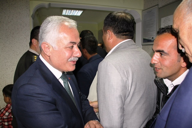 Başkan Özden, Belediye Personeli ve Vatandaşlarla Bayramlaştı