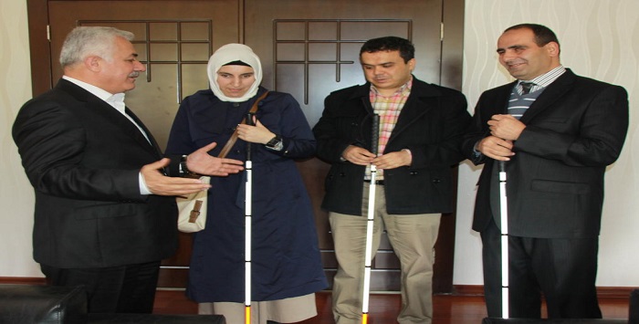 Başkan Özden, görme engellilere baston ve saat hediye etti