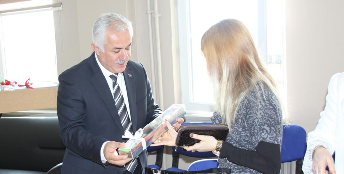 Başkan Özden'den öğretmenlere Gül Hediyesi