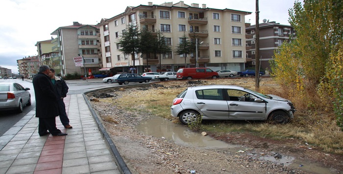 Otomobil kaldırımdaki temizlik işçisine çarptı: 2 yaralı