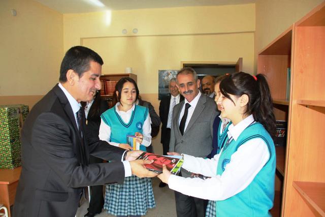 İlaç firması çalışanlarından ilkokula kitap hediyesi