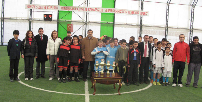 ÇUBUK'TA OKULLAR ARASI FUTBOL TURNUVASI YAPILDI