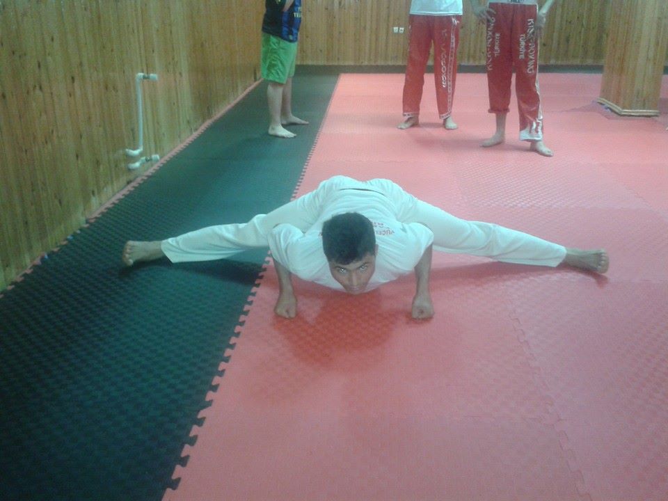 Afganistanlı kardeşlere hem wushu hem Türkçe öğretiyor