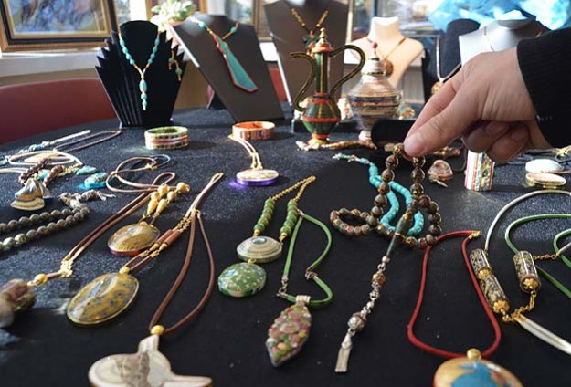 Atık kağıtlar engellilerin elinde süs eşyalarına dönüşüyor