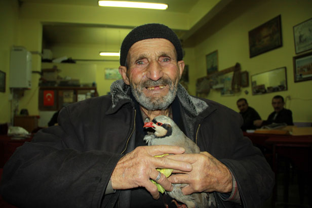 Kahvehanede "keklikle" çay servisi