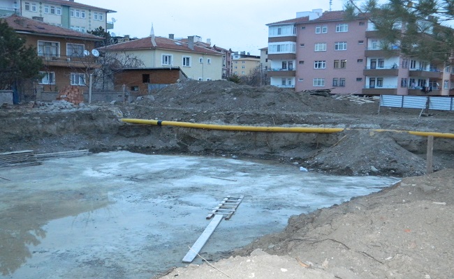 AÇIKTAKİ DOĞALGAZ BORUSU TEHLİKE ARZEDİYOR