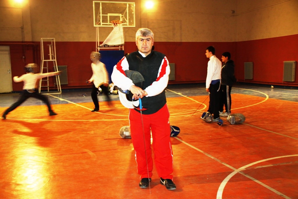 Eskrimi tüm ilçeye sevdiren öğretmen