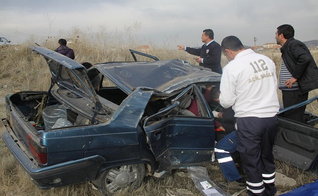 Otomobil şarampole devrildi: 3 yaralı