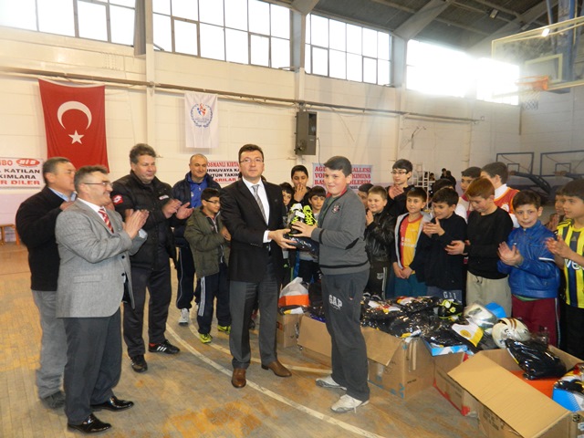 İLÇE KAYMAKAMI GENÇ FUTBOLCULARI SEVİNDİRDİ