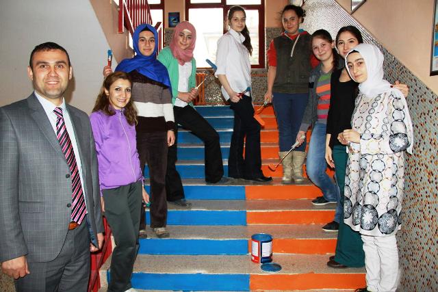 Öğrendiklerini okul merdiveninde pekiştirecekler