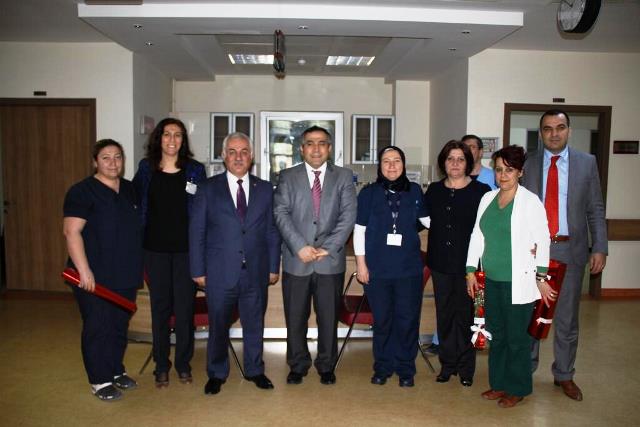 Başkan Özden, sağlık çalışanlarına gül dağıttı