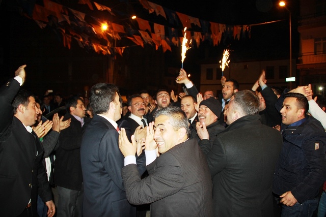 AK PARTİDE DAVULLU ZURNALI KUTLAMA