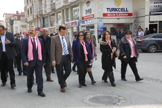 Kaymakam ve Başkan kansere dikkat çekmek için yürüdüler