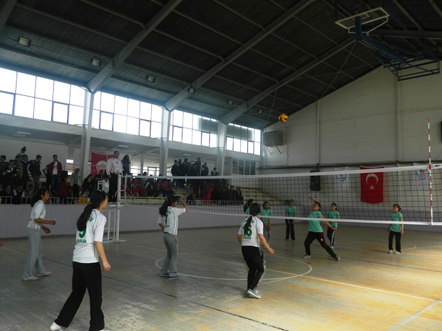 “YILDIZ KIZLAR VOLEYBOL TURNUVASI BAŞLADI”