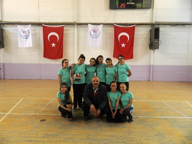 “YILDIZ KIZLAR VOLEYBOL TURNUVASI” DEVAM EDİYOR