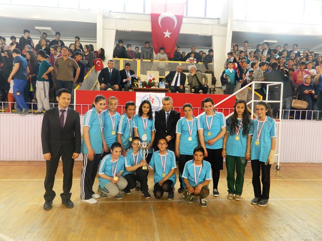 “ATATÜRK ORTAOKULU VOLEYBOL TAKIMI” ŞAMPİYON OLDU