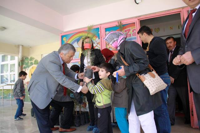 Anaokulu öğrencilerine fidan eğitimi