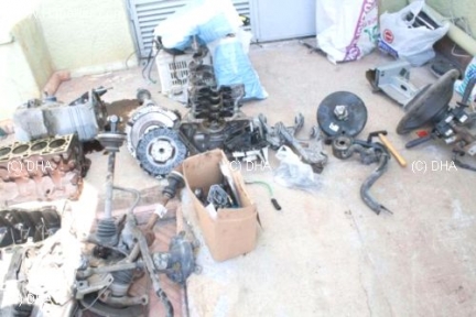 Çaldıkları otomobili parçalarken yakalandılar