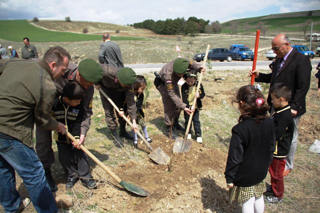 Çubuk’ta jandarma ve öğrenciler fidan dikti