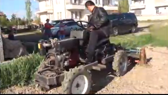 Bahçesi için traktör yaptı