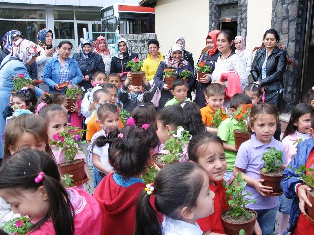 Çubuk’ta minikler, anneleri için çiçek diktiler