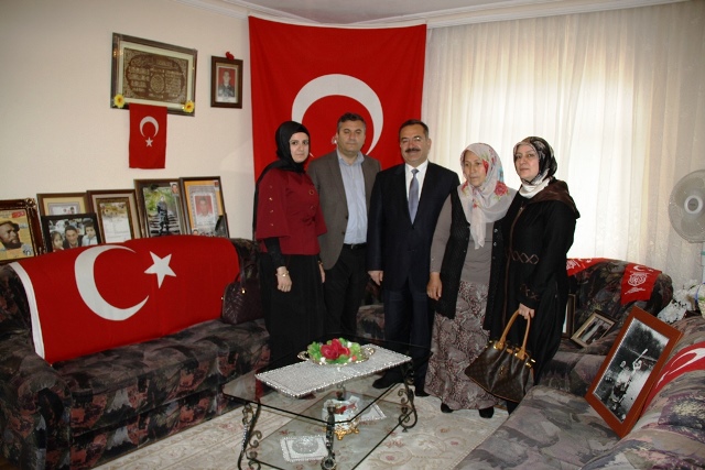 Şehit oğlunun odasında yatıyor