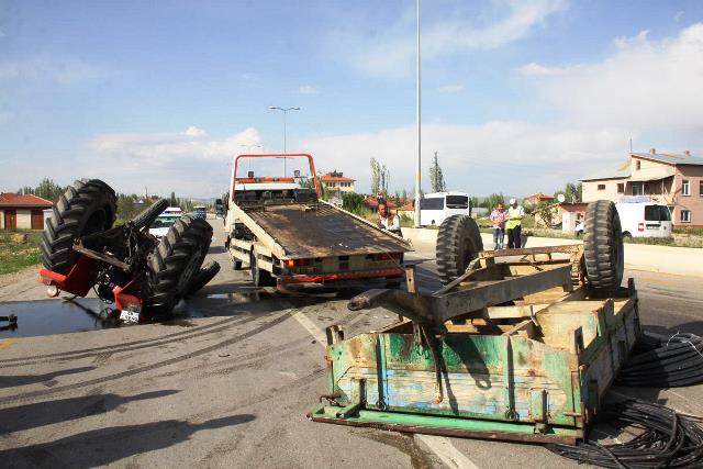 Kamyon traktöre çarptı: 1 yaralı