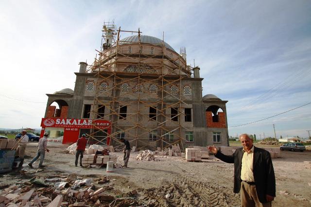 Cami inşaatı için hayırseverlerden destek istiyorlar