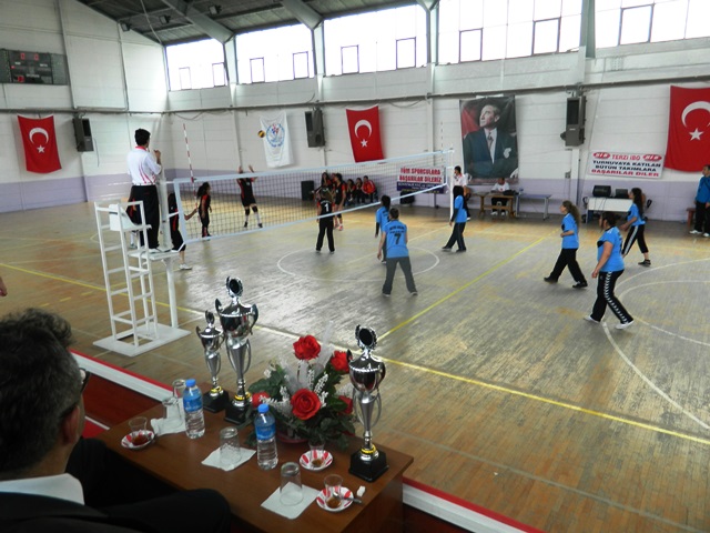 “ATATÜRK KUPASI” VOLEYBOL TURNUVASI BAŞLADI