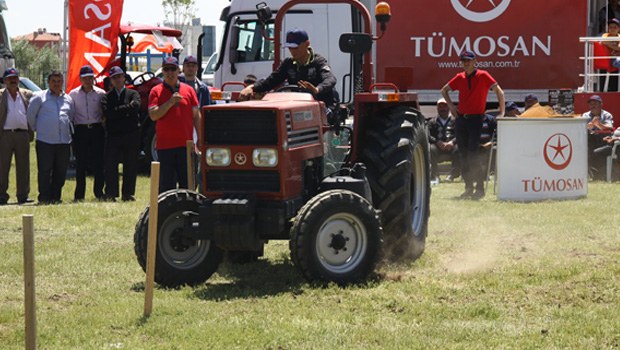 Çiftçiler, traktörle yarıştı
