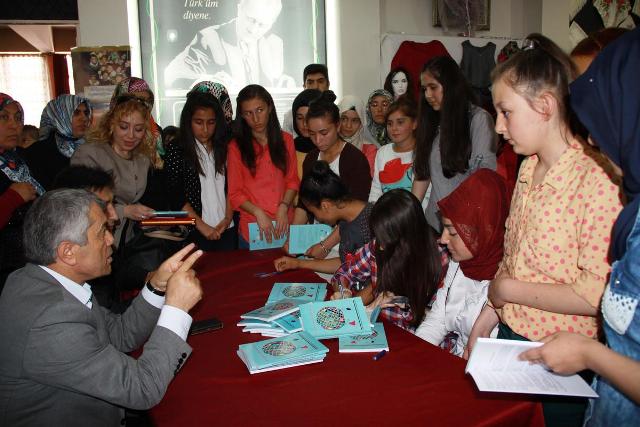 Çubuk'ta küçük yazarlar kitaplarını imzaladı