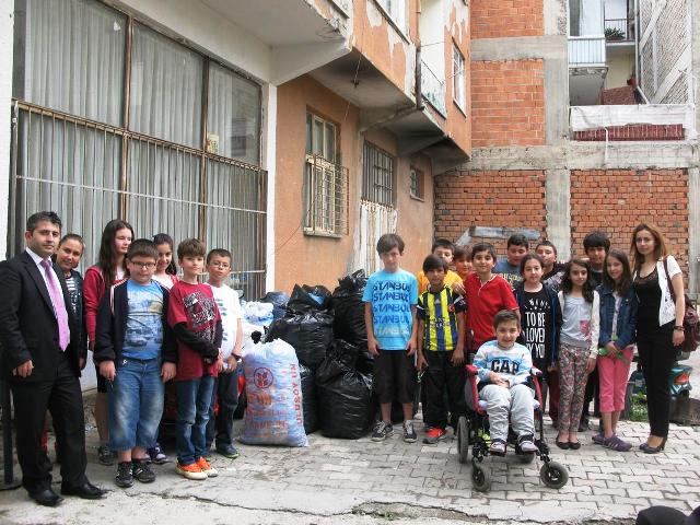 Kapak toplayarak tekerlekli sandalye aldılar