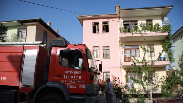 Çakmakla İpi Yakmak İsterken Ev Yandı