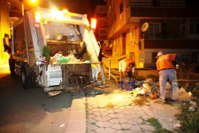 Temizlik ekipleri çalışmalarını ara vermeden sürdürüyor