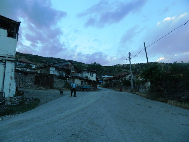 YUKARI ÇAVUNDUR’DA KÖYLÜLER HİZMET BEKLİYOR