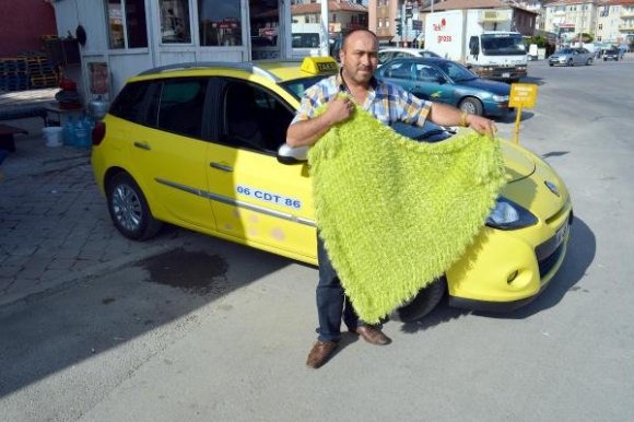 Taksi Durağında Şal Dokuyor