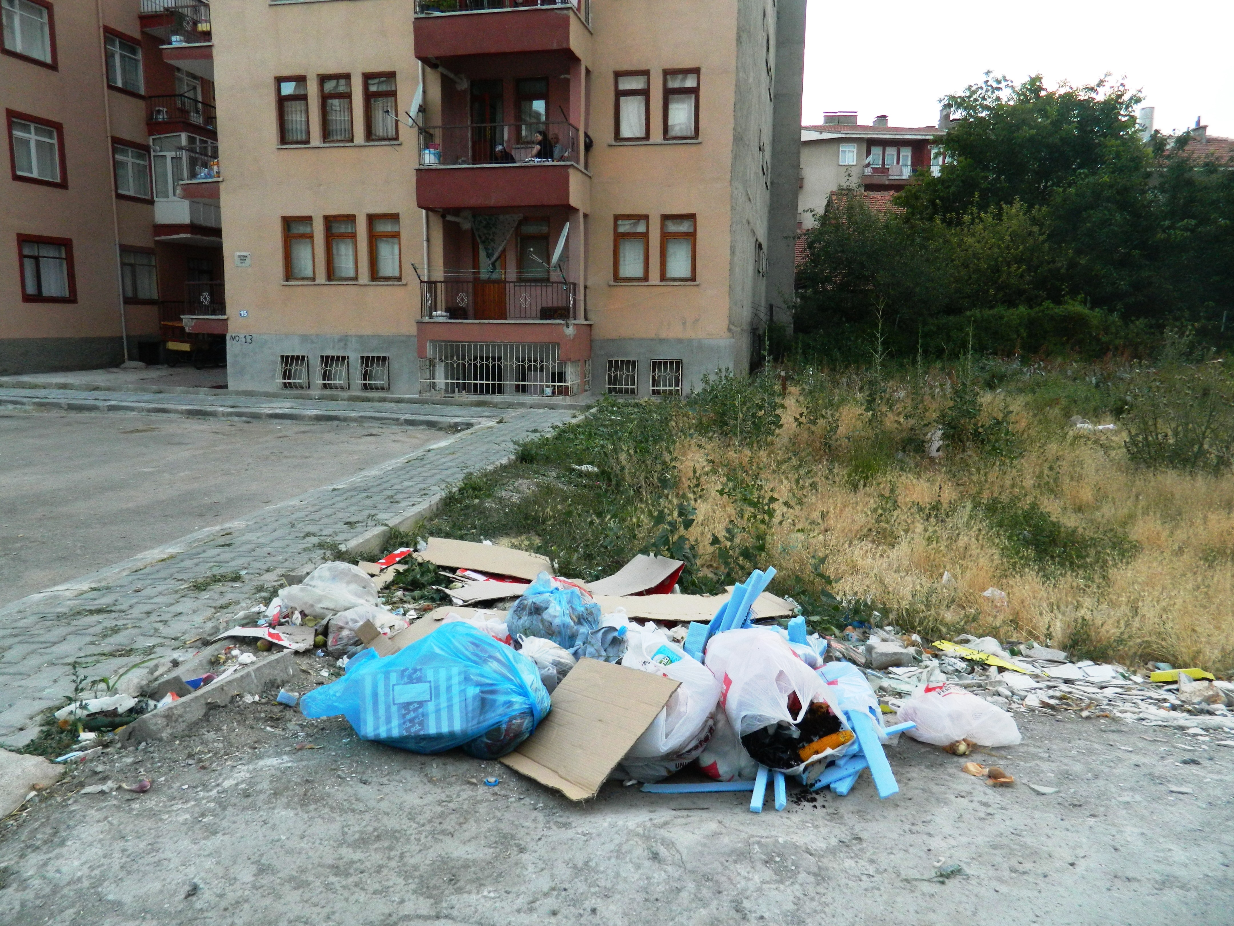 VATANDAŞ BELEDİYE’Yİ DİNLEMİYOR...