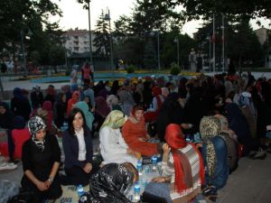 Gazze'ye Destek İçin Simit ve Ayranla İftar Yaptılar