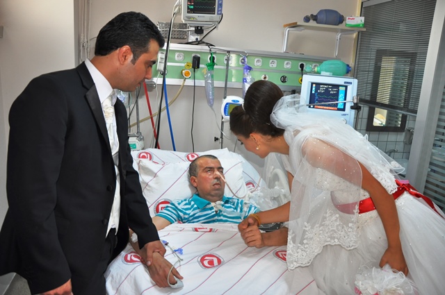 Oymiğdeli Gelin İzmir'e Gitmeden Önce, Hastanedeki Babasına Gitti