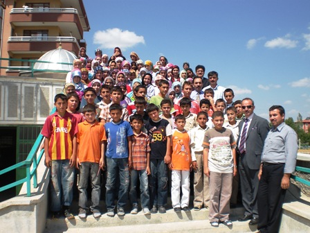 Muhtardan Kur'an Kursu Öğrencilerine Hediye