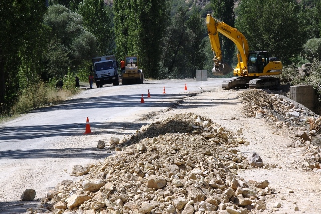 Yol ve kaldırım çalışmaları devam ediyor