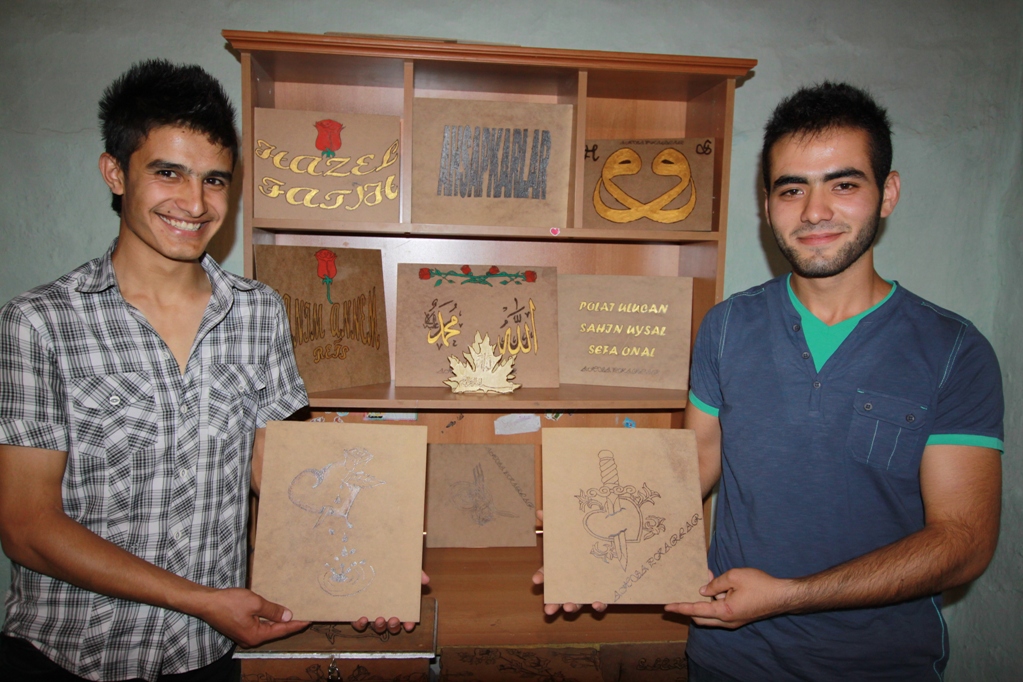 Yakma resimle okul masraflarını çıkarıyorlar