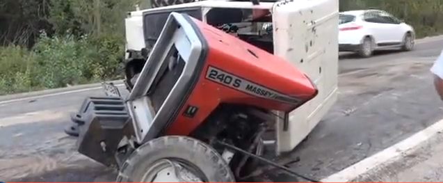 Traktör ile Kamyonet Çarpıştı: 3 Yaralı