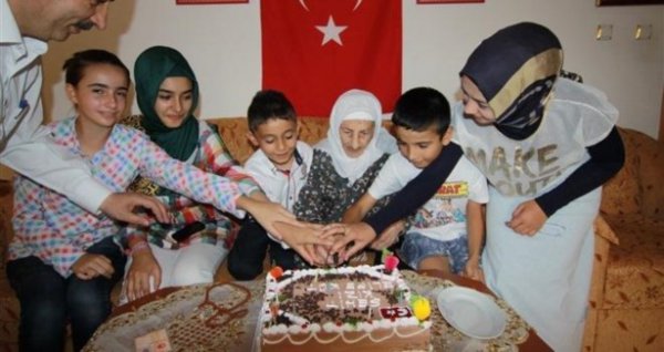 100. yaşını pasta keserek kutladı