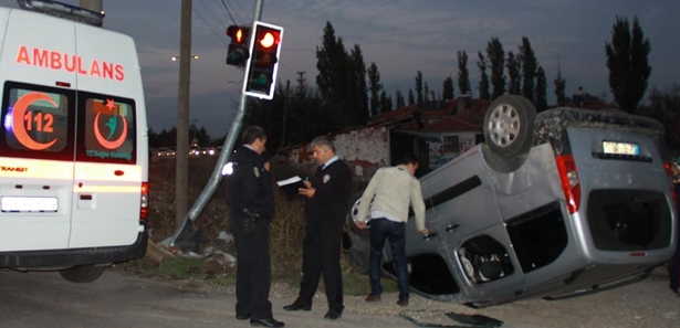 Çubuk'ta Araç Trafik Lambasına Çarparak Devrildi
