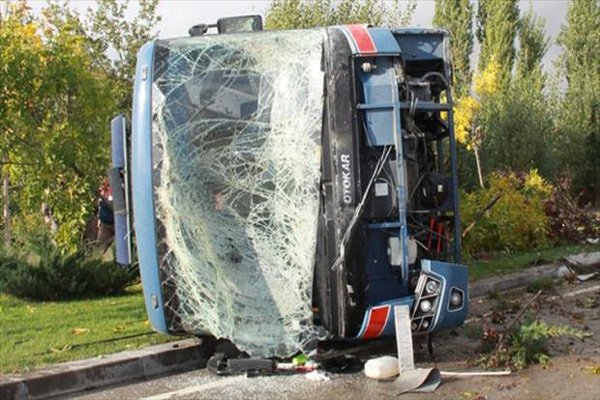 Çubuk'ta cezaevi aracı kontrolden çıktı, 3 asker yaralandı