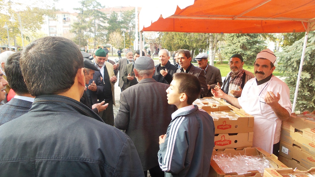 Hayırsever esnaf aşure dağıttı