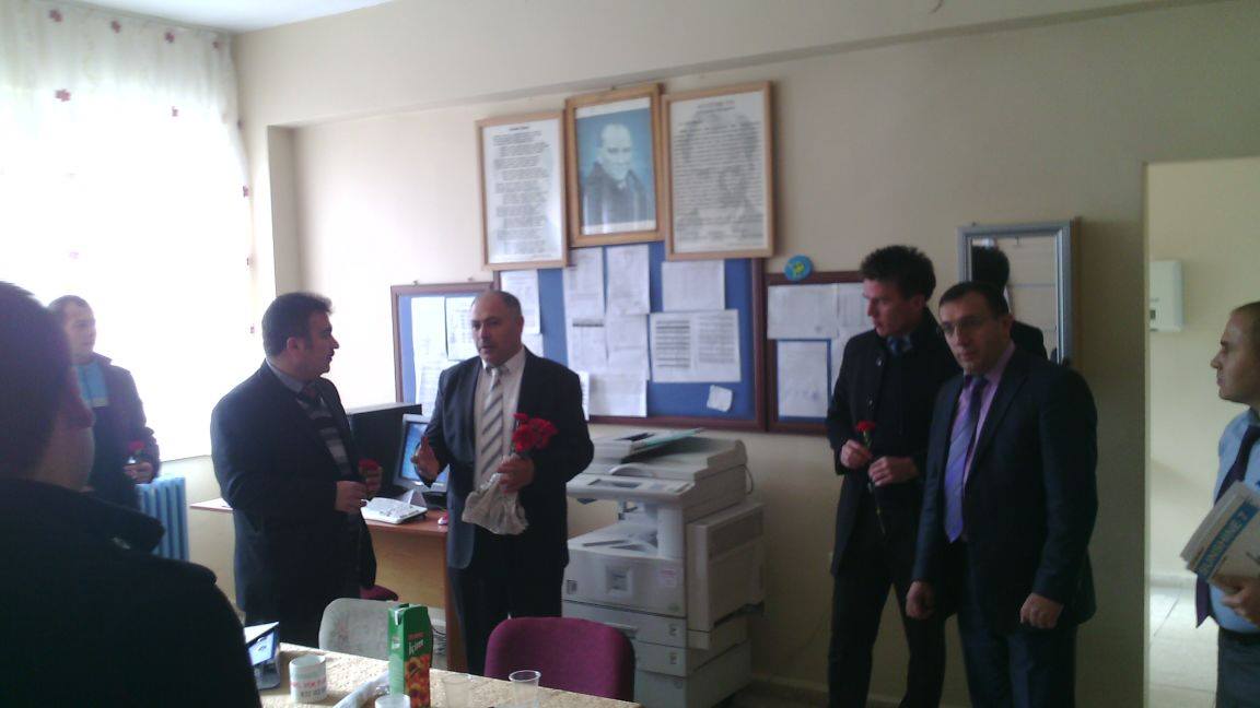 Küçükali Dernek Başkanı Öğretmenlere Karanfil Dağıttı