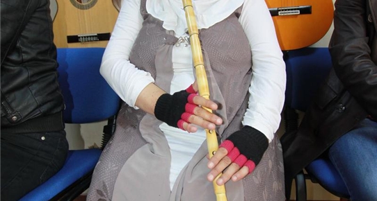 Akciğerini kuvvetlendirmek için ney üflüyor